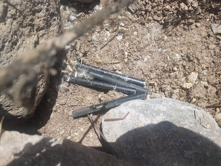 האקדחים הזעירים נמצאו בשטח (צילום: דוברות המשטרה)