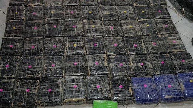 כמות ענקית של סמים מדרום אמריקה (צילום: דוברות המשטרה)