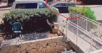 גירושים קשים: האב פתח בנסיעה עם התינוק כאשר האם נתלית על מכסה המנוע