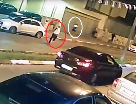 ירי מטווח קרוב (בעיגול הלבן - המנוח, בעיגול האדום - הנאשם)