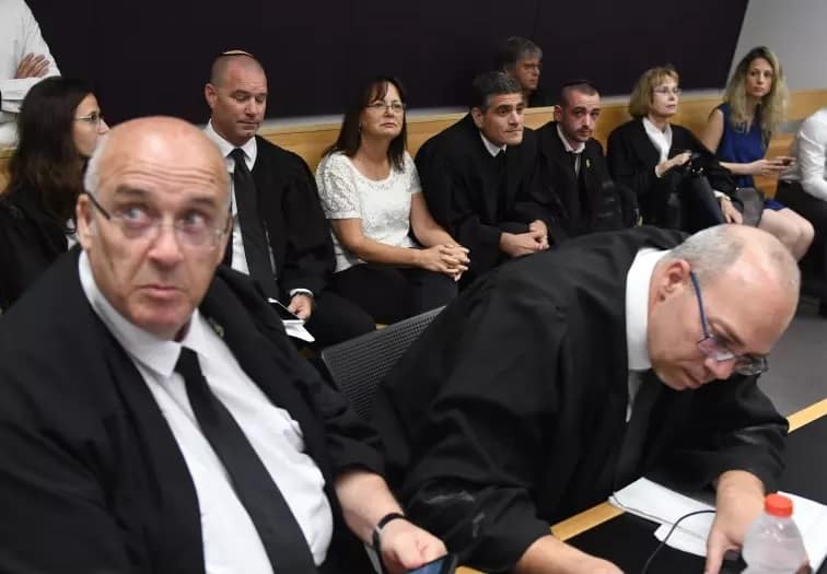 רות דוד בין הסנגורים שלה לבין אלה של רונאל פישר ויאיר ביטון. צילום באדיבות מעריב: אבשלום ששוני