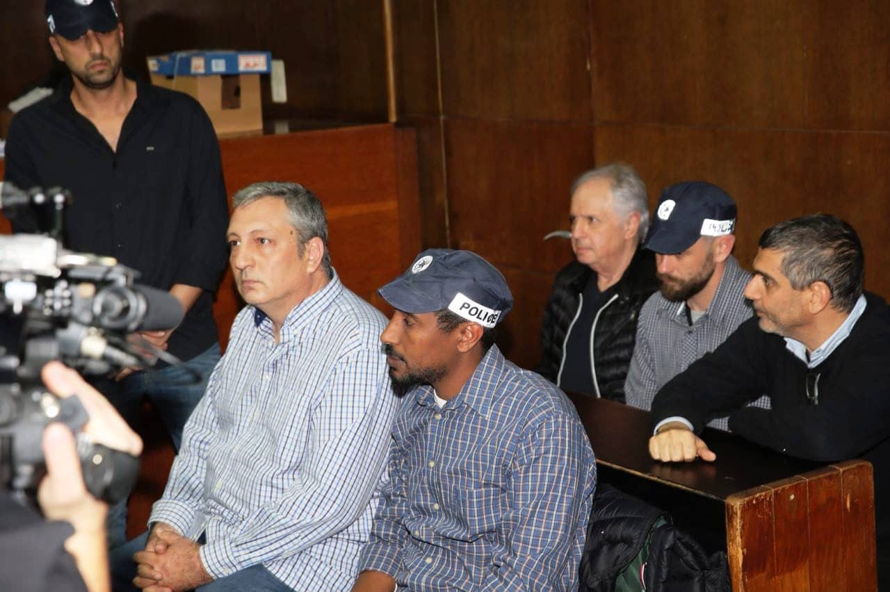 ניר חפץ ושאול אלוביץ' (מאחור) בבית המשפט