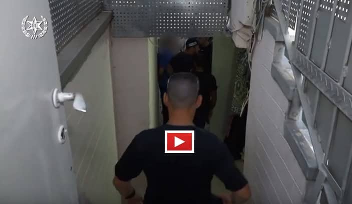 צפו: פשיטת המשטרה ומעצר החשודים