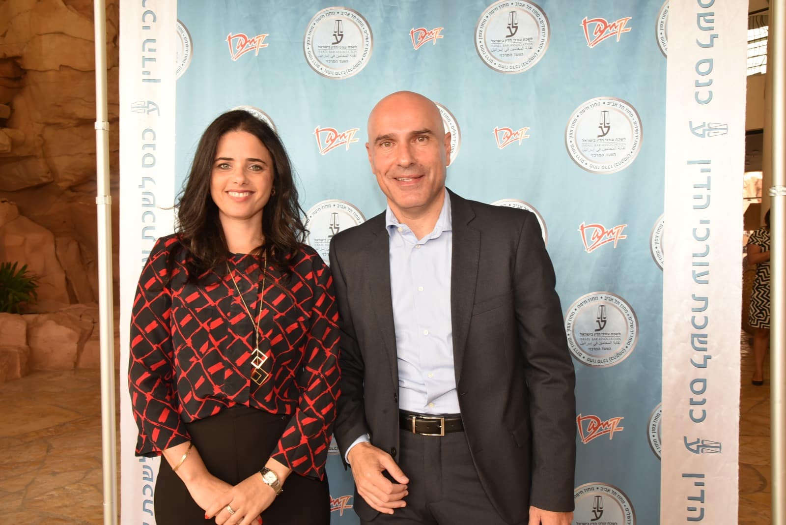 עדיין חברים, למרות חילוקי הדעות. השרה איילת שקד ויו"ר הלשכה אפי נוה (צילומים: פוטו מרסלו, דוברות לשכת עורכי הדין)