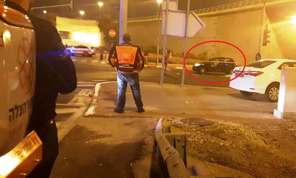 זירת האירוע - בעיגול הרכב לעברו בוצע הירי (צילום: איחוד הצלה)