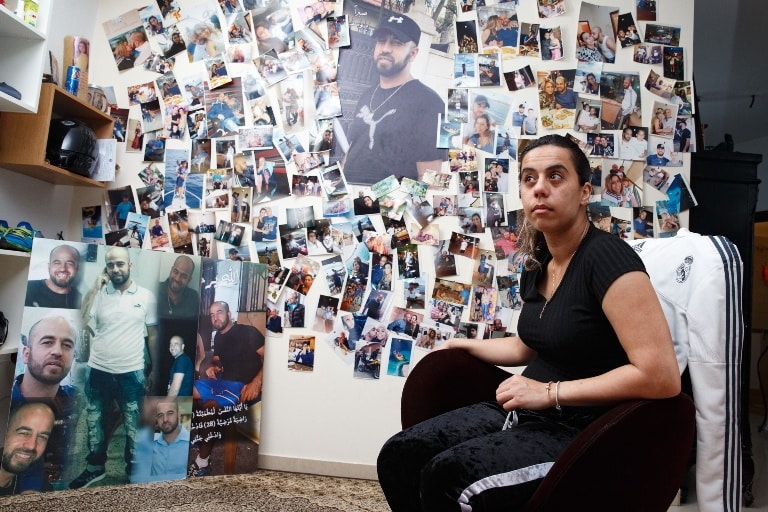 "אני לא זוכרת כלום מהלילה הזה". סאמר אברהים על רקע תמונות בעלה יוסף (צילומים: מאיר וקנין, סוכנות ג'יני, באדיבות מעריב)