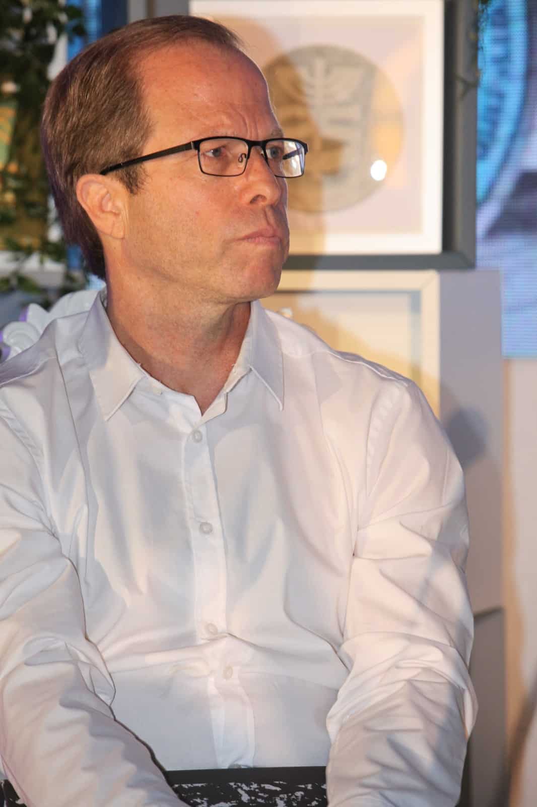 השופט המגשר בתיק 512, גלעד נויטל, הפגין לבביות ושירותיות תוך שמירה על הקודים החדשים של נשיאת בית המשפט העליון אסתר חיות