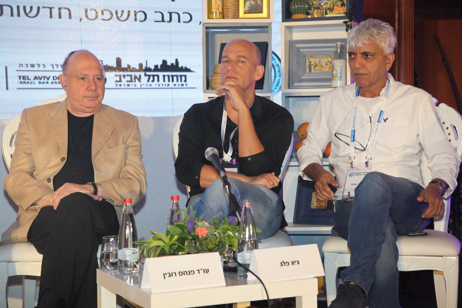 ניצב מני יצחקי המוערך אמנם פרש מהמשטרה, אבל ממשיך להיות יעד לתשובות ושאלות. לצידו, כתב המשפט של חברת החדשות, גיא פלג, שיצא נגד הדלפות משטרה מתיקי חקירה. ולצידם: עו"ד פנחס רובין