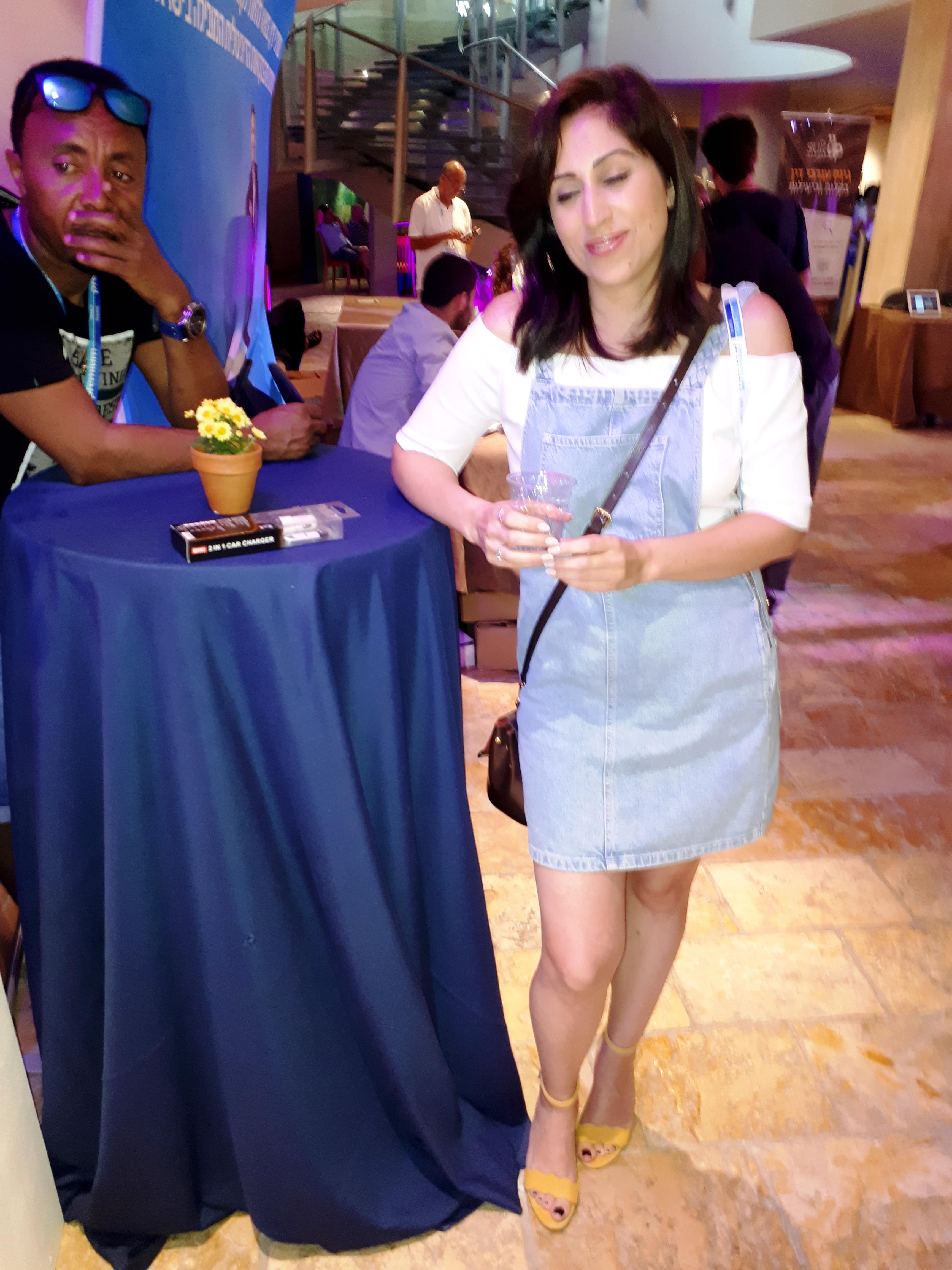 עו"ד ציקי פלדמן, חברה יקרה של אתר פוסטה, הגיעה לכנס בגפה והשאירה מאחור בעל, שני ילדים ואמא על תקן בייביסיטר. אז עשינו לה היכרות עם כתב YNET אלי סניור