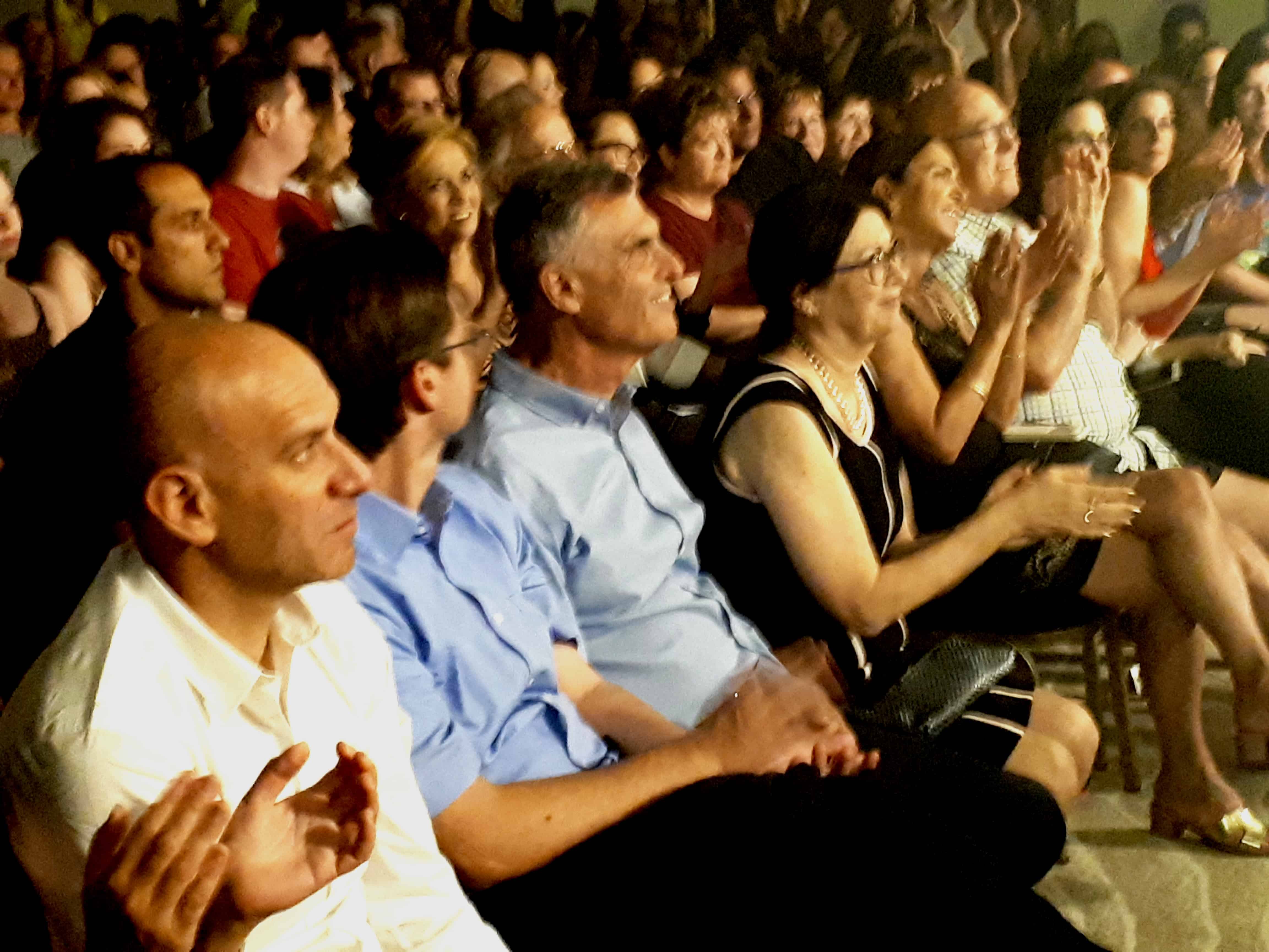 רק בישראל. נשיאת בית משפט העליון, השופטת אסתר חיות, נהנתה מאוד מהופעת הרוקנרול המדליקה של מרינה מקסימליאן ואמיר דדון. היא שרה, הניפה ידיים ומחאה כפיים בהתלהבות. לידה היה בעלה המסור, איש הביטוח דודי חיות, שהדביק לה נשיקה מצלצלת. משפט בגובה העיניים. אהבנו.