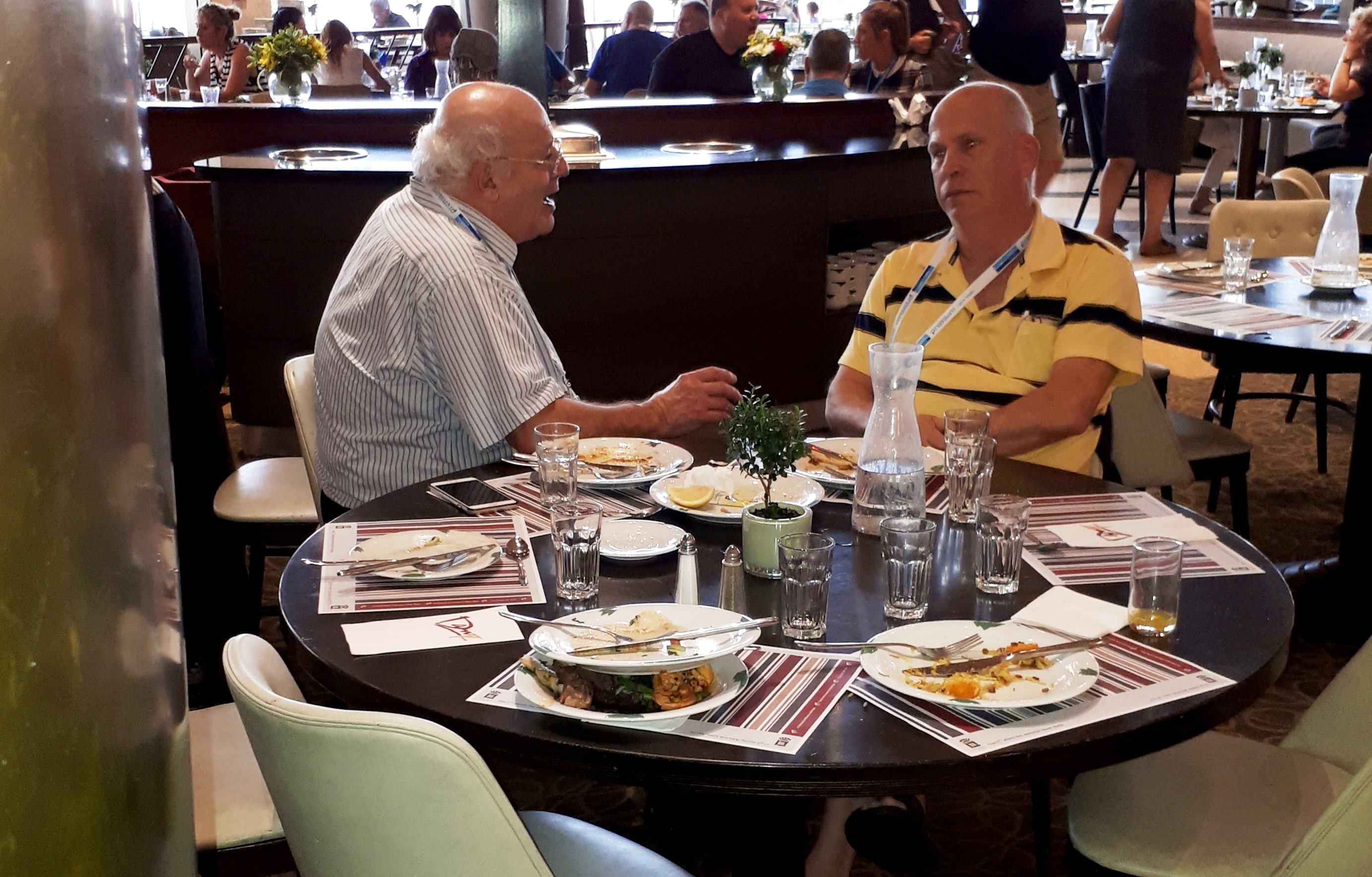 שופט בית משפט העליון חנן מלצר והפרשן המשפטי משה גורלי סעדו צהריים יחד ושוחחו מטבע הדברים על הפילוסופיה של המשפט והתקשורת