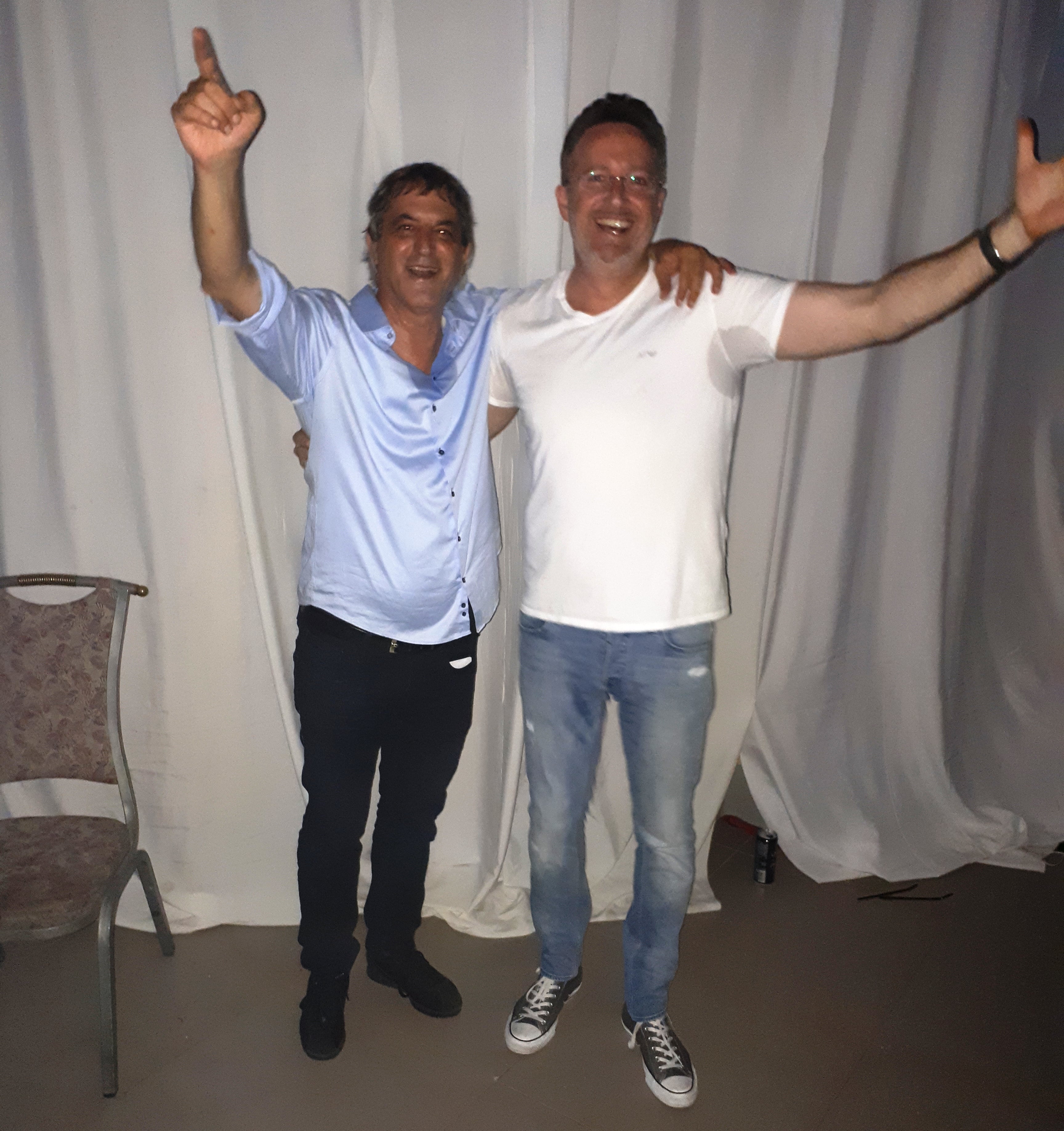 אחוקים בהופעה של סרנגה בכנס אילת אשתקד לפני הסערה. עו"ד אבי חימי ועו"ד אורי קינן