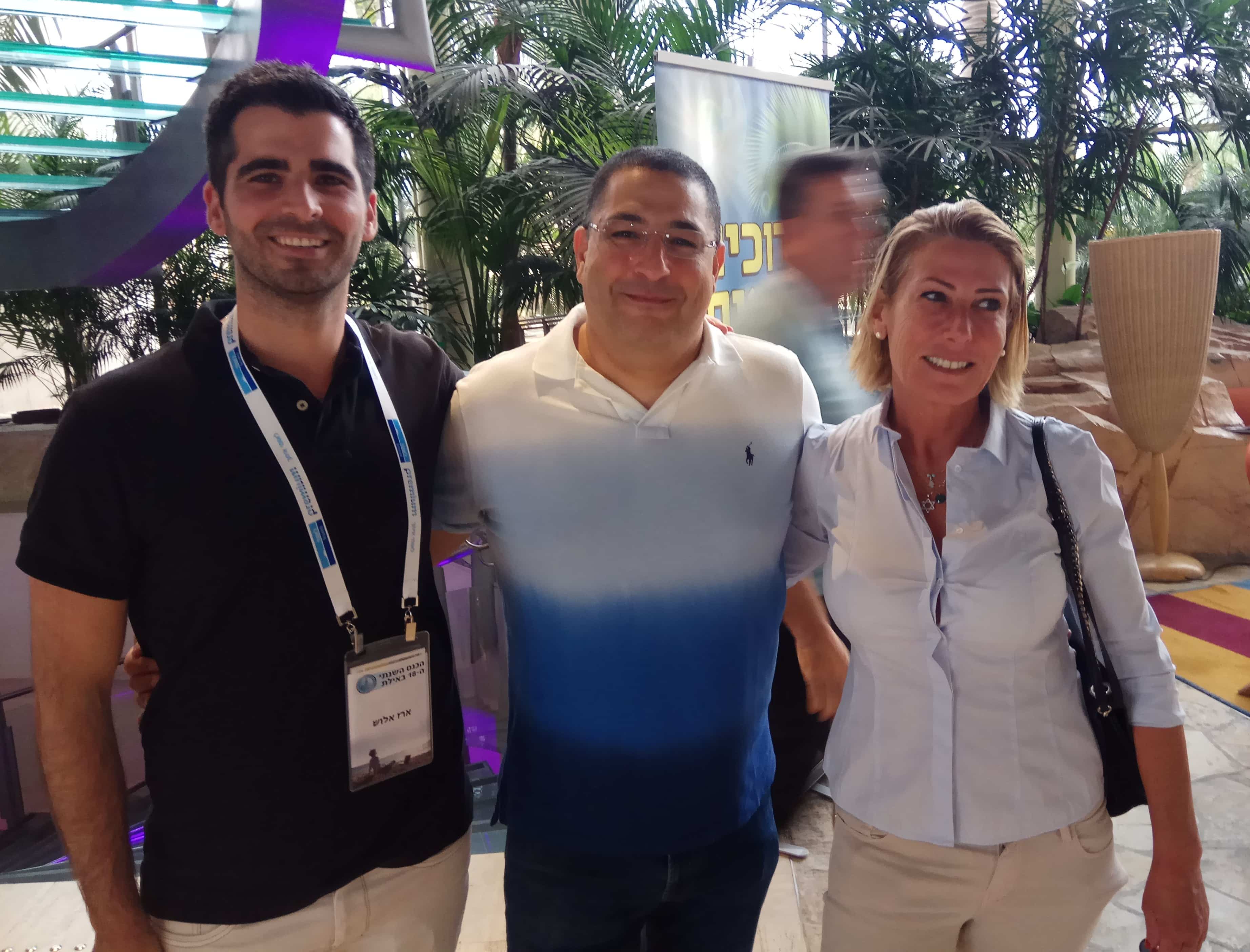 בהפוגה בין דיון למינגלינג נתפסו בעדשת המצלמה עו"ד עדי כרמלי (במרכז) יחד עם עו"ד ארז אלוש ממשרדו ועו"ד איריס ברנד. 