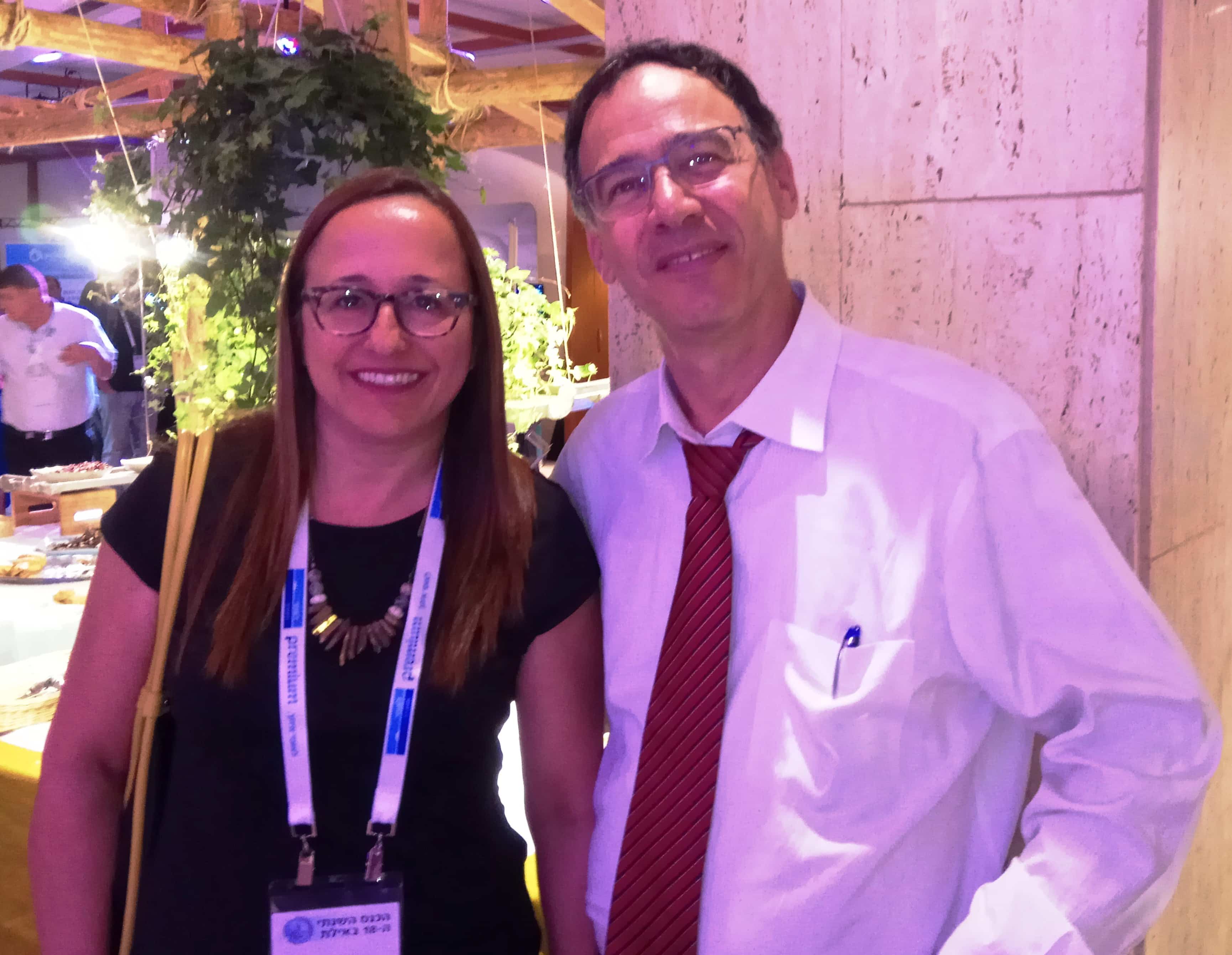 עושה רושם שפרקליט המדינה שי ניצן נהנה מהופעות והרצאה בפני קהל. בין לבין, סנגורים תופסים אותו לשיחה. כאן הוא עם התובעת הבכירה לשעבר עו"ד שרון כהנא מפרקליטות מיסוי וכלכלה שהפכה לסנגורית ועברה לשוק הפרטי.