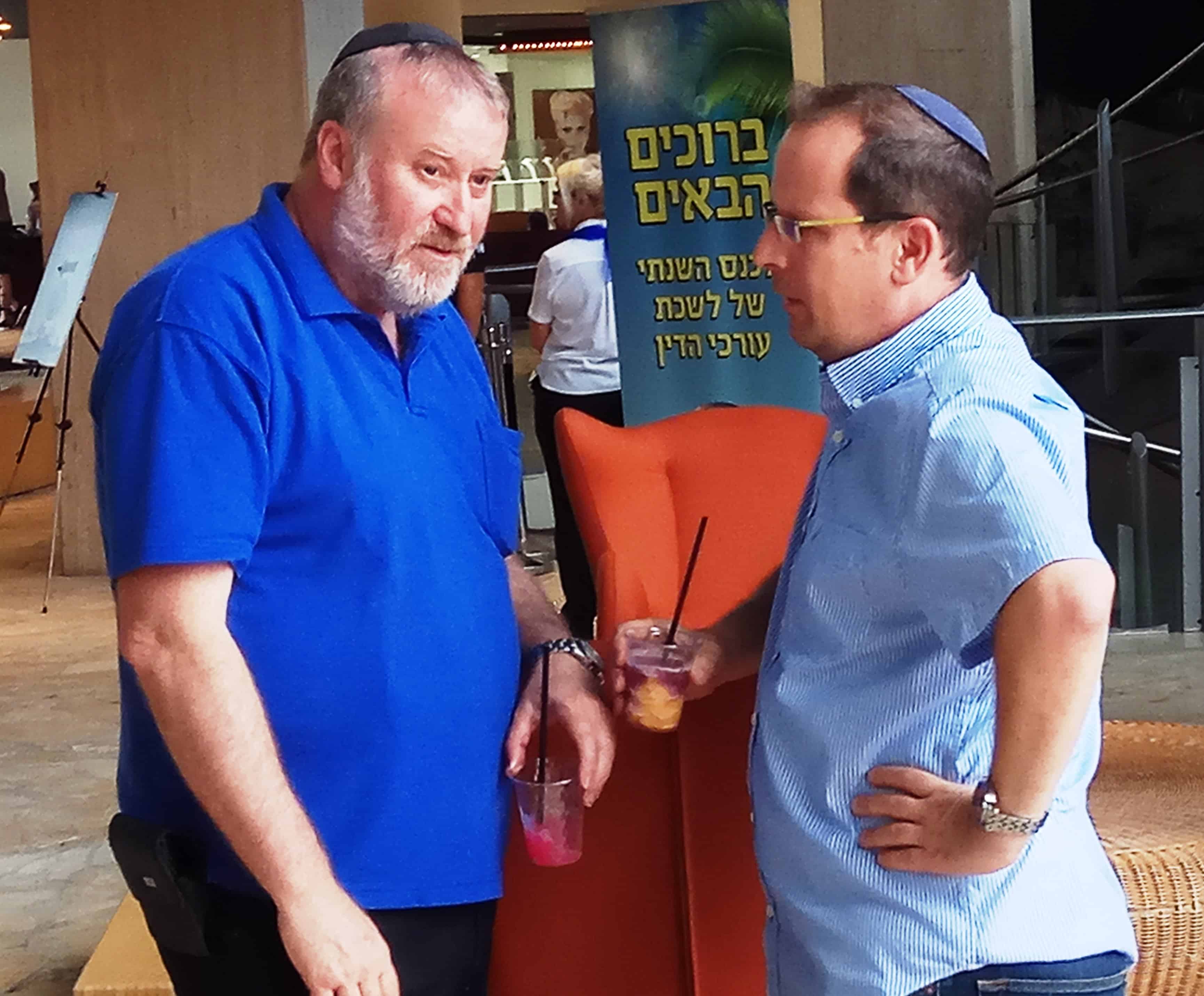 פפראצי למנדלבליט: גם כשהוא על אזרחי, אין לו באמת חופש מתיקי ראש הממשלה. כאן היועמ"ש בשיחה צפופה עם המשנה, רז נזרי