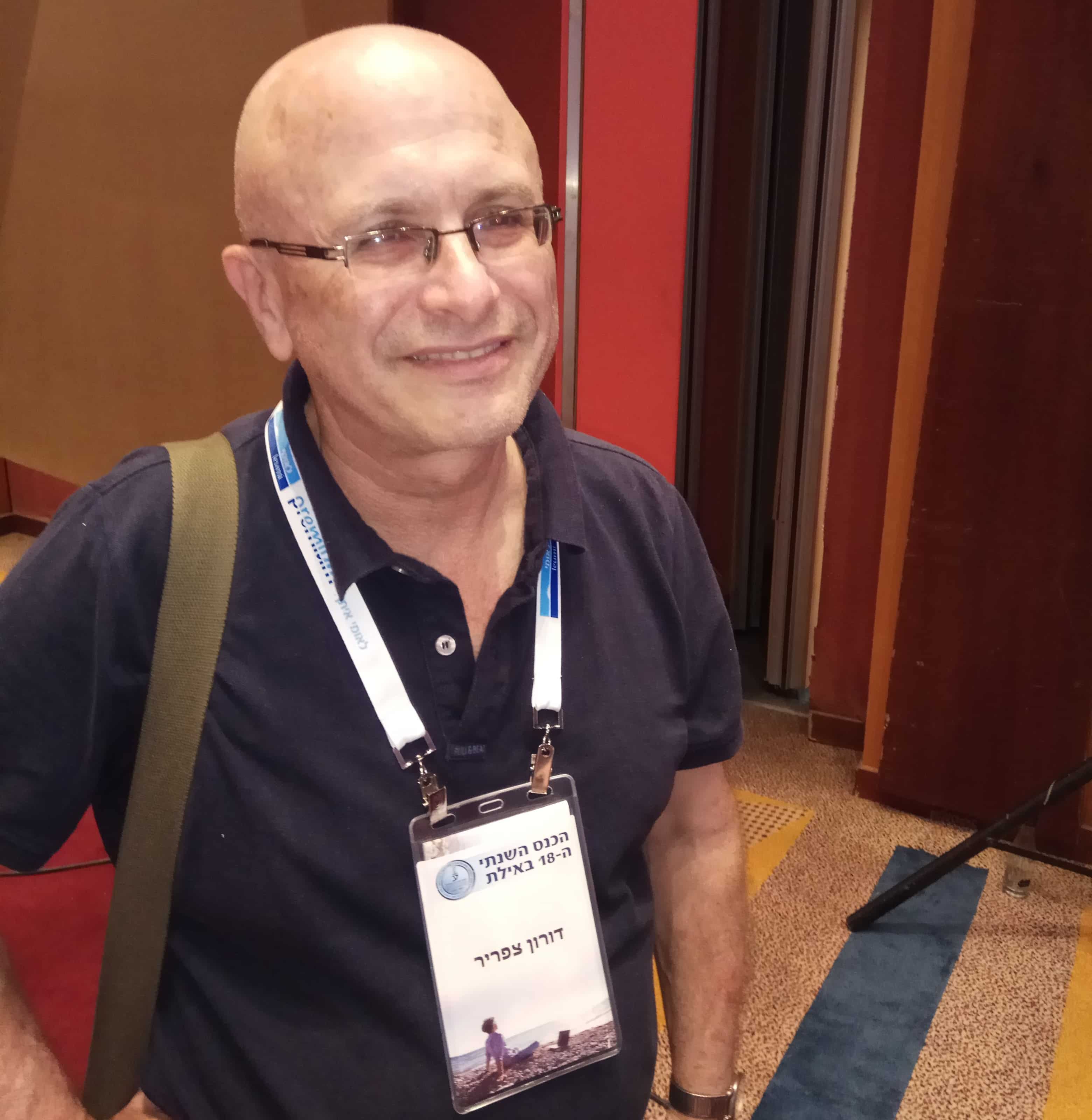 עורך הדין ושחקן התיאטרון דורון צפריר, זכור מתפקיד פופטיץ בפינה בתוכנית המיתולוגית "זהו זה". היום הוא משחק בהצגה "השליח" בתיאטרון תמונע ולפרנסה - מטפל פה ושם בתיקי נזיקין.