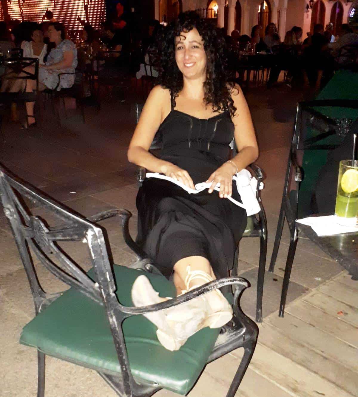 דנית בוסקילה, המפיקה המסורה והבכירה של לשכת עורכי הדין, ליוותה את אפי נוה לכל פינה בכנס, ופילסה את הדרך גם לנשיאת העליון בדרך להופעת הרוקנרול הג'זית של מרינה מקסימיליאן ואמיר דדון. בסוף הערב היא ניסתה לנוח על הכיסאות במאנקיז. כבוד