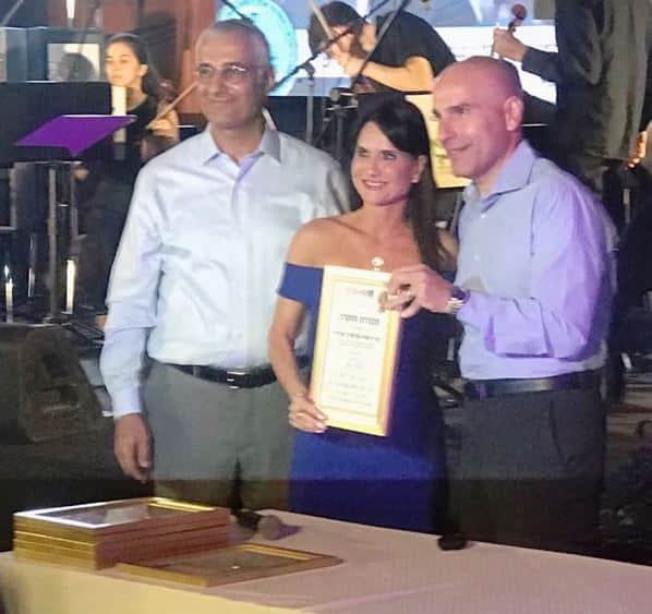 עו"ד סוזי עוזסיני ארניה ועו"ד אורי גולדמן קיבלו תעודות הוקרה מאפי נוה וינון היימן על תרומתם ל"קידום ערכי החינוך והעמקת הלימוד בקרב עורכי דין ומשפטנים".