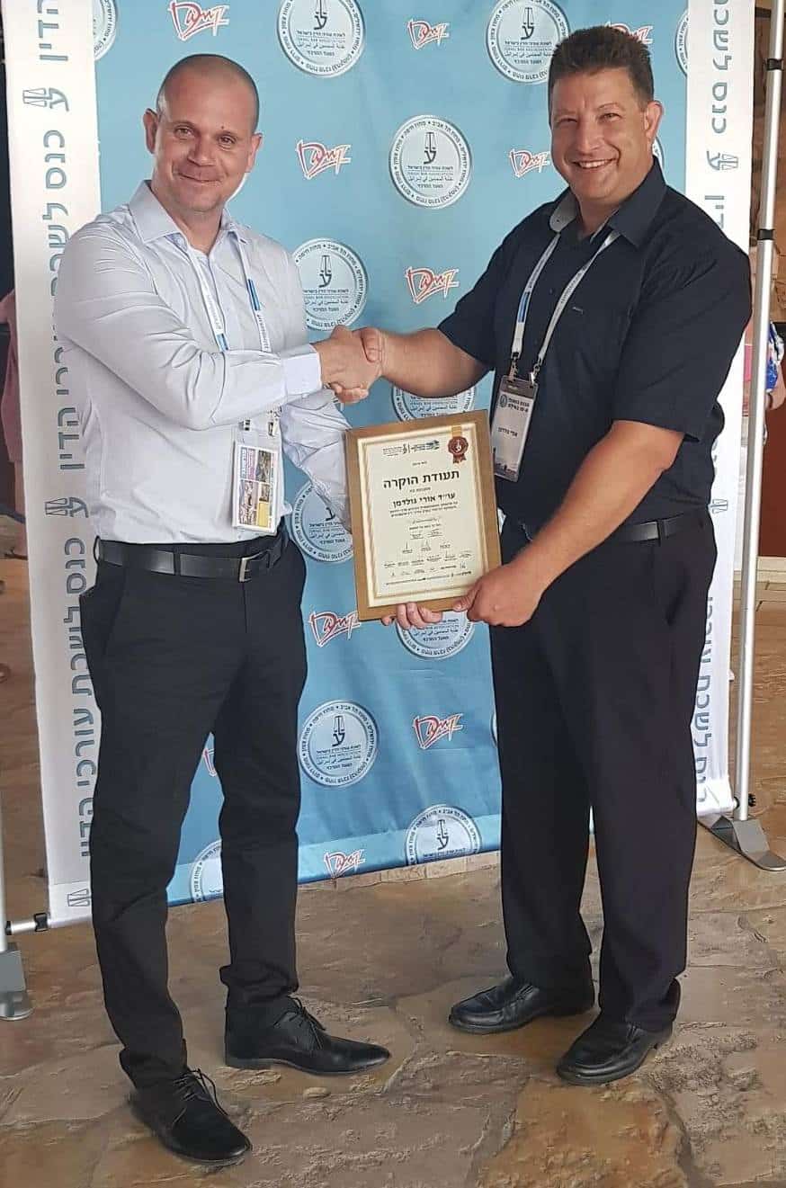 עו"ד אורי גולדמן מקבל את התעודה מעו"ד ינון הימן