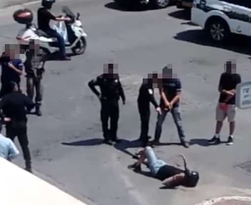 שוטר מכוון את האקדח על הנאשם בנימין