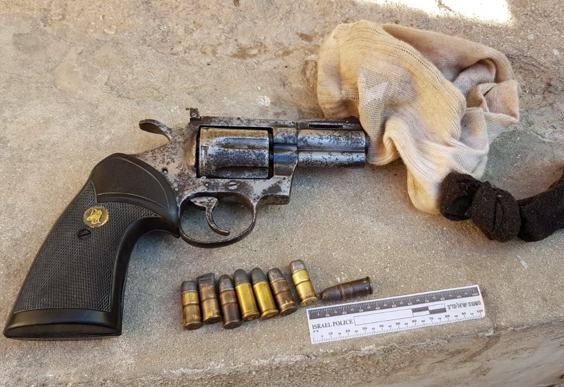 האקדח והתחמושת (צילומים: משטרת ישראל)