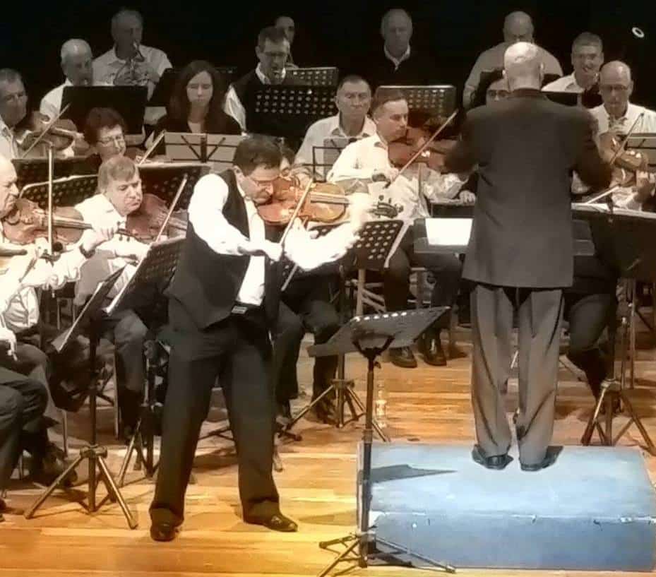 עו"ד ירון דוד מנגן בכינור