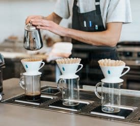 ברמן בבית קפה. צילום: Tyler Nix מאתר Unsplash