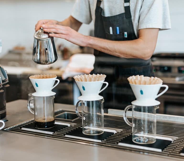 ברמן בבית קפה. צילום: Tyler Nix מאתר Unsplash