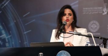 בזכות שקד: 150 נבחנים יקבלו ציון עובר בבחינות ההסמכה