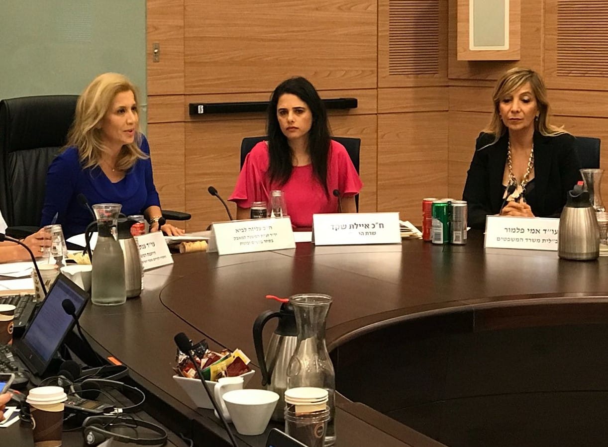 משמאל לימין: ח"כ עליזה לביא, שרת המשפטים איילת שקד ומנכ"לית משרדה אמי פלמור