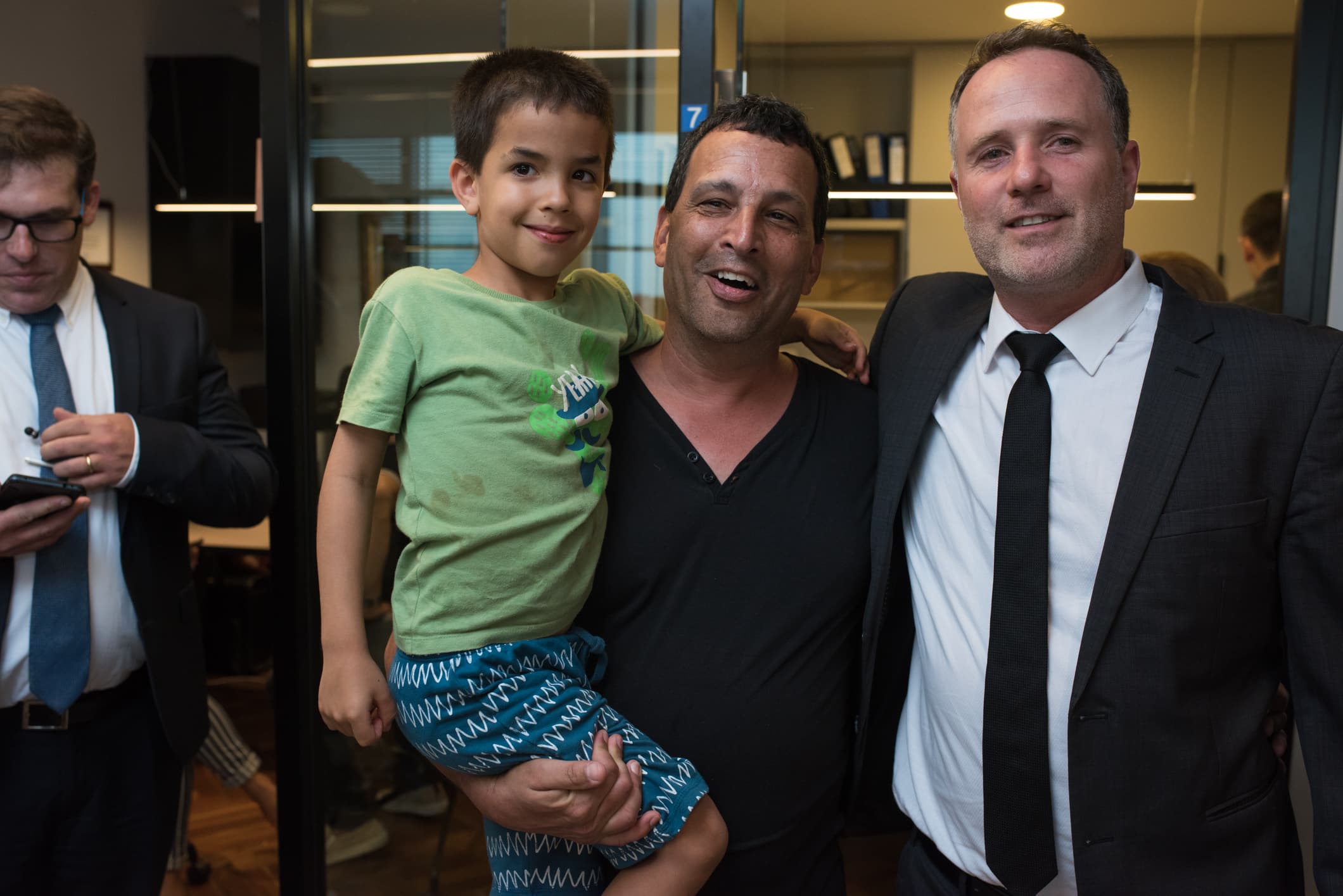 חתן השמחה עם עו"ד גל לברטוב, לשעבר מנהל המחלקה הבינלאומית בפרקליטות שלעו"ד נהרי היו אינספור שעות נוספות מולו בניסוח הבקשות בתיקים הבינלאומיים של משרדו