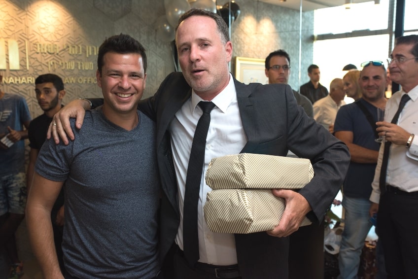 התקשורת תמיד מפנקת אותו, עם כתב חדשות 10 מאור צור