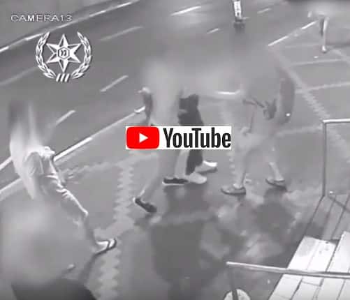 אלכסיי גונטה שוכב על הקרקע לאחר שהוכה (לחצו על התמונה לתיעוד וידאו)