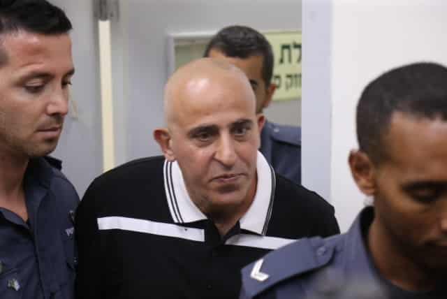 מכנסיים לבנות, חולצת פולו כחולה. אבי רוחן על האמת שלו