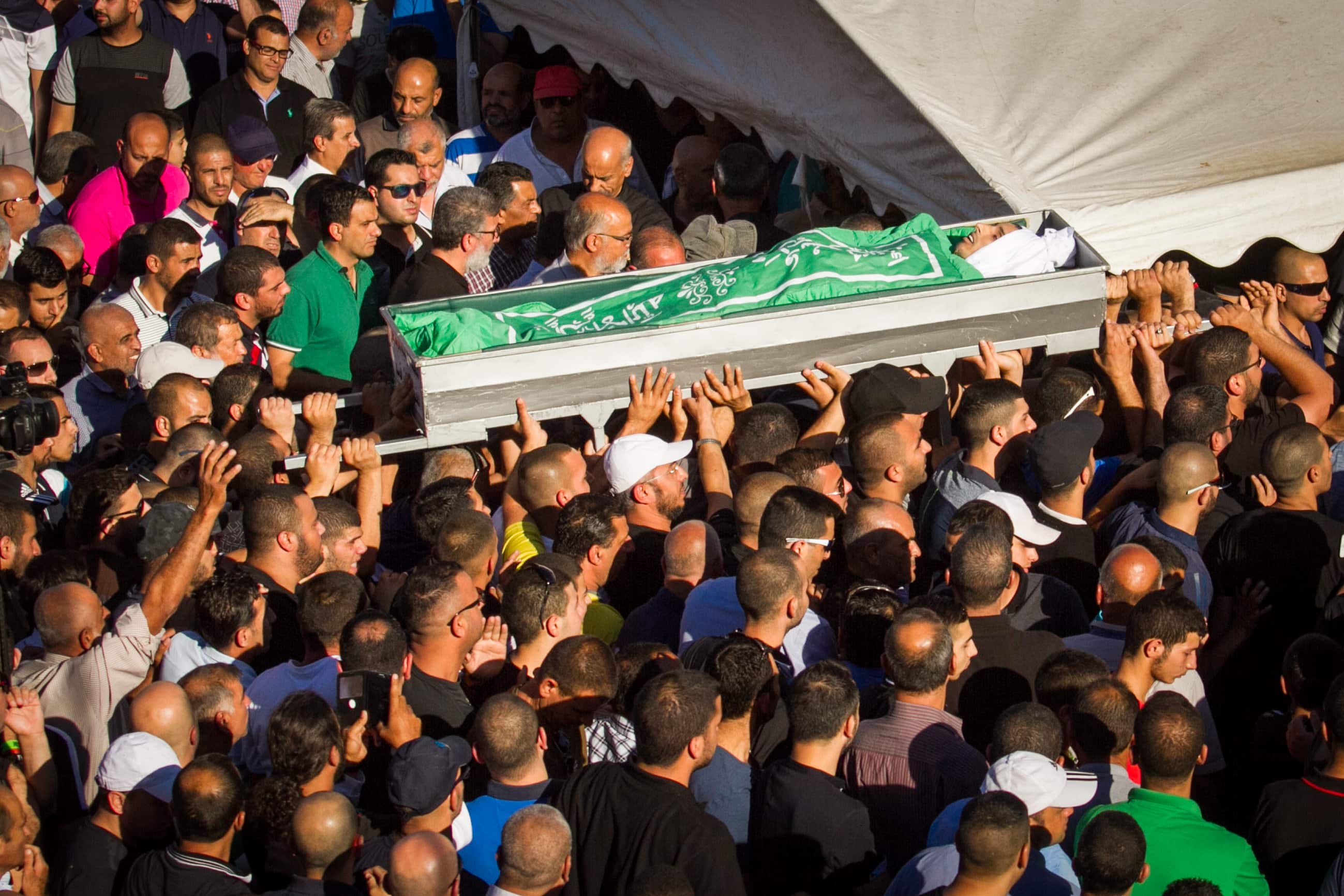 הלוויית חבר ארגון השמירה שנורה על ידי מאבטח במהומות על תחנת המשטרה (צילום פלאש 90)