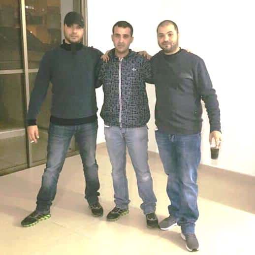 עלי עראר באמצע עם האחים עראר. צילום: פוסטה