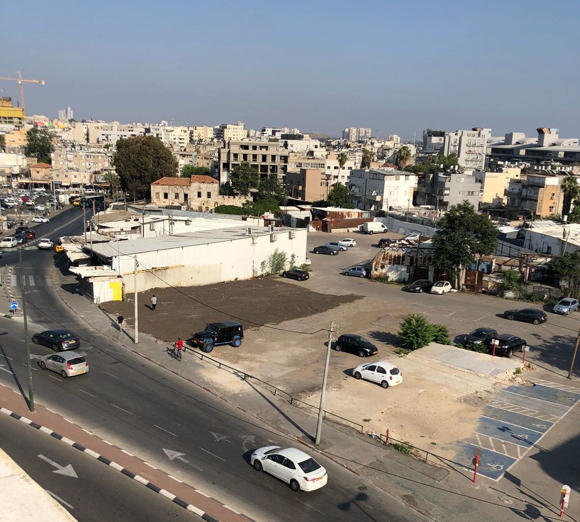 חניה במקום תחנת סמים. לחצו על התמונה לתיעוד וידאו מפעילות התחנה