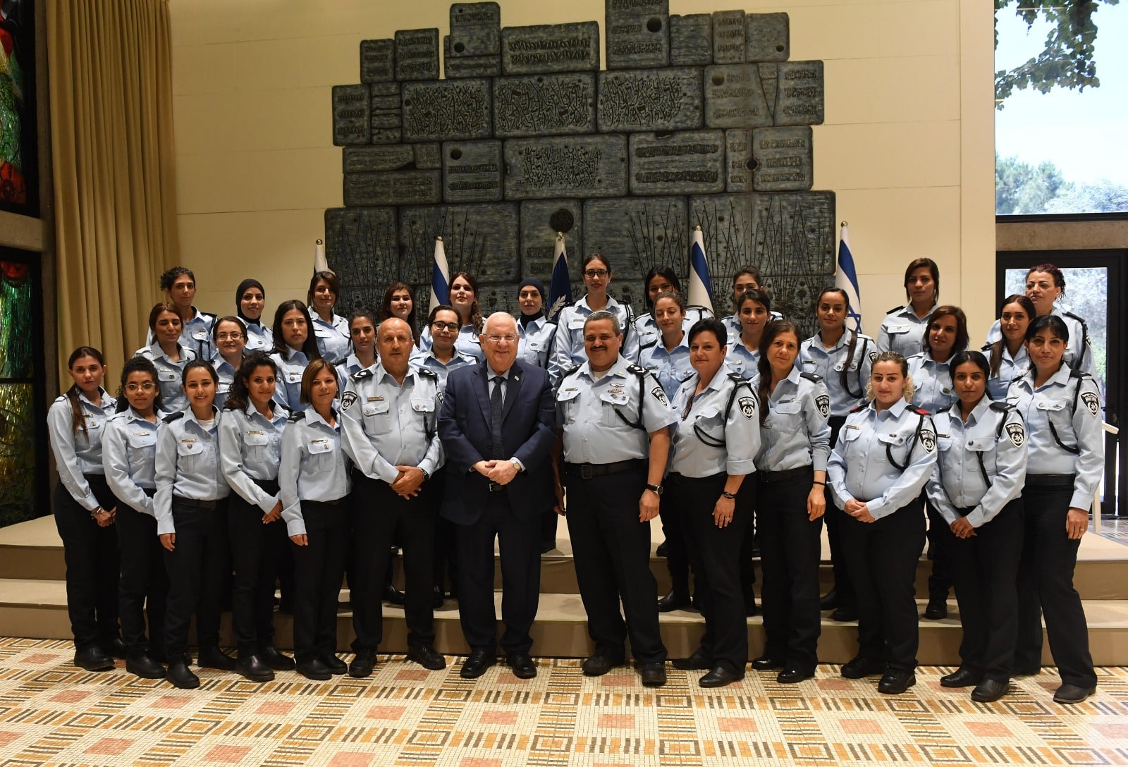 "העובדה שאתן נשים, עם משפחות וילדים, לא מנעה מכן לממש את כוחכן". השוטרות בבית הנשיא (צילומים: חיים צח, לע"מ)