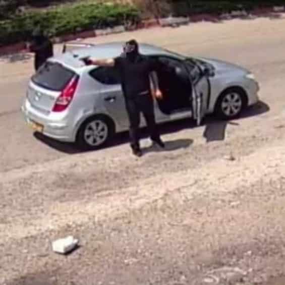 אחד מהנאשמים כפי שנקלט על ידי מצלמת אבטחה בעת הירי