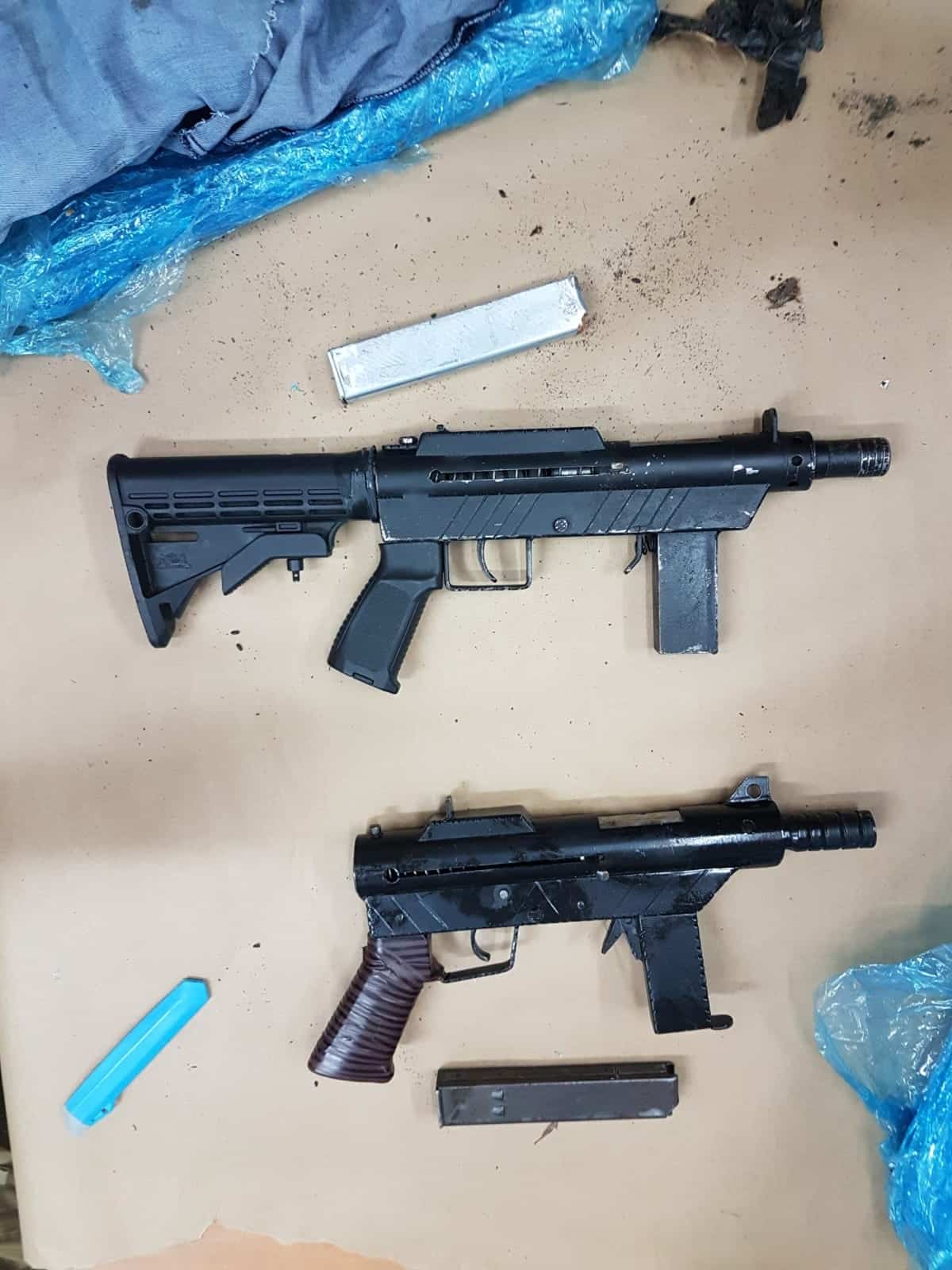 שני תתי מקלע מאולתרים (צילום: דוברות המשטרה)