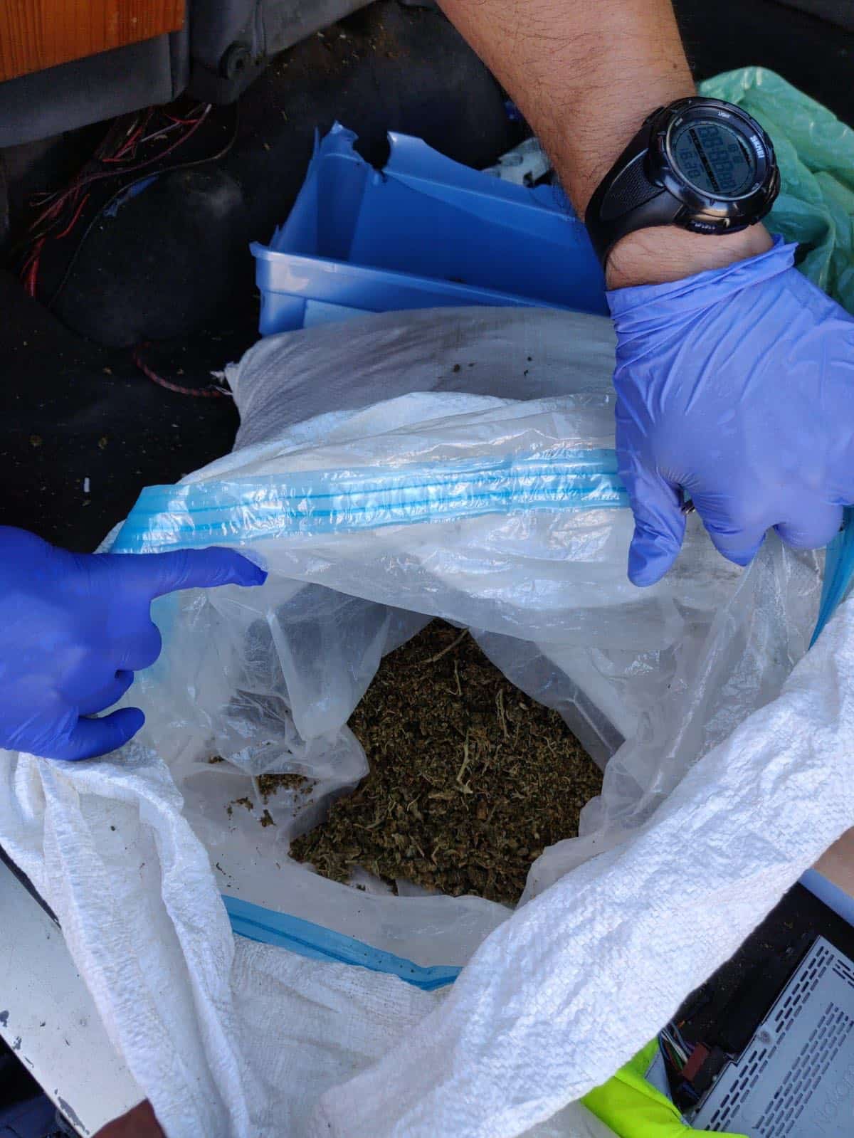 החשודים נראו מוציאים שק מהרכב (צילום: דוברות המשטרה)