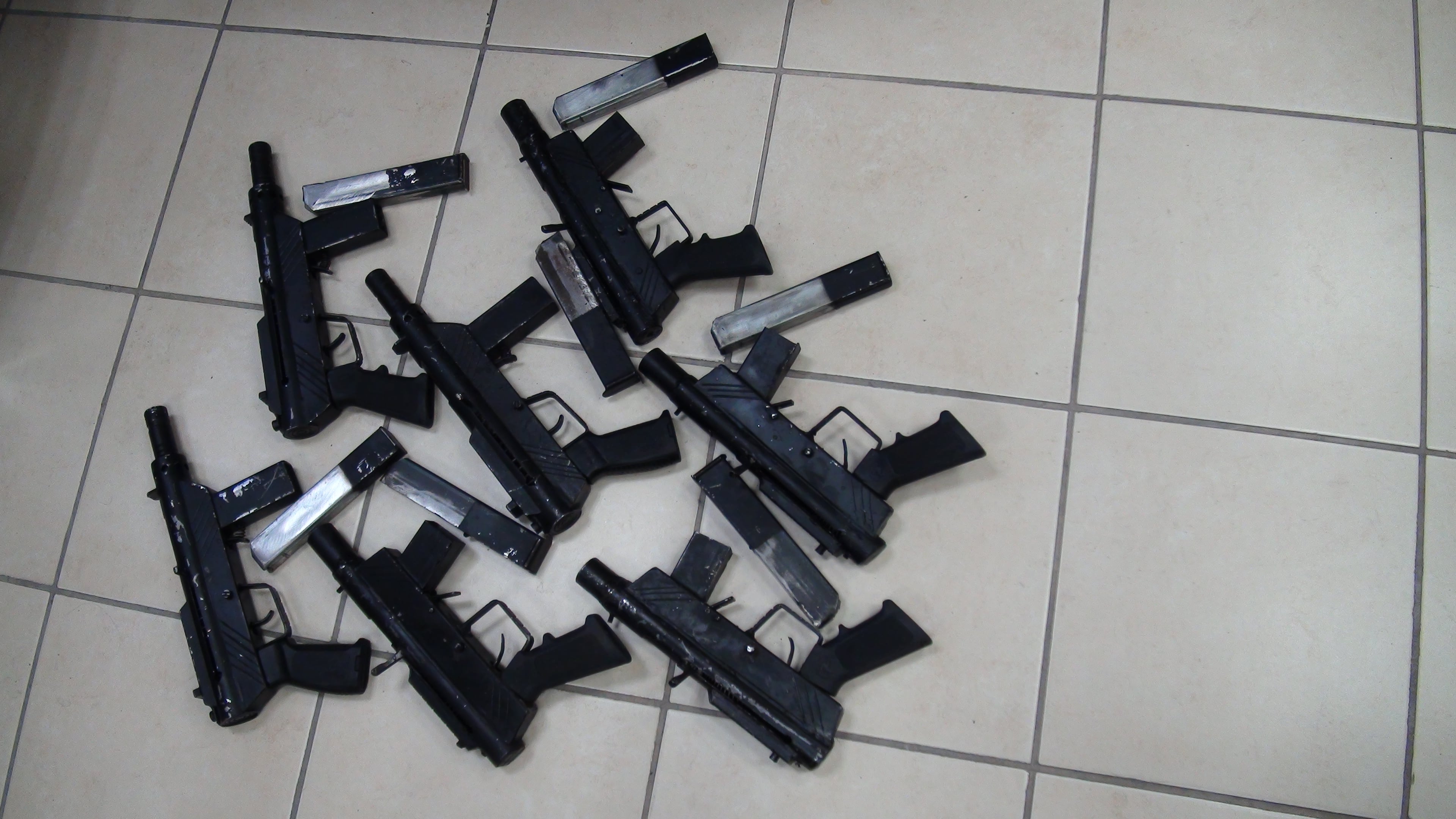 חלק מכלי הנשק שנתפסו (צילום: משטרה)