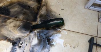 חשד: מוכר למשטרה זרק בקבוק תבערה על בית בחיפה