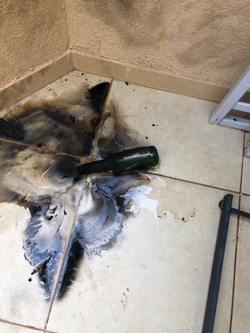 אחד מבקבוקי התבערה שנזרק אל הבית