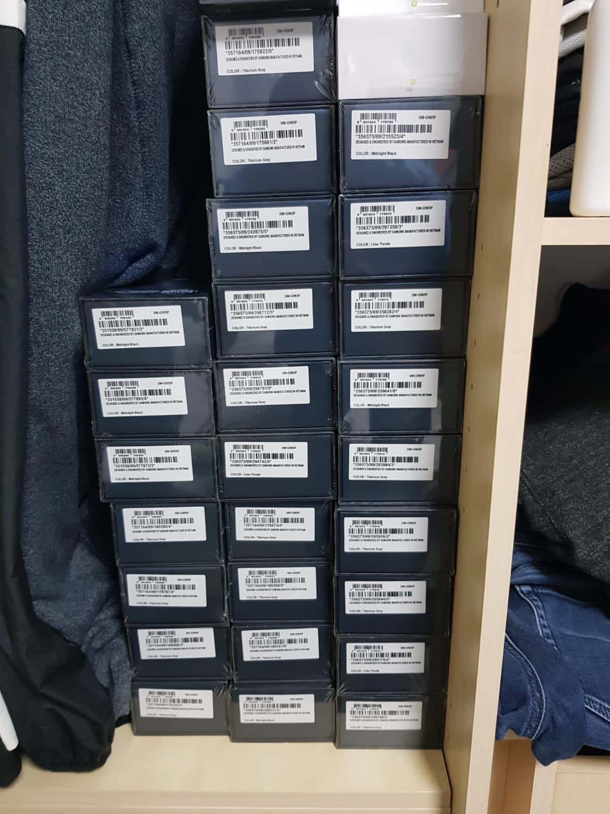 מכשירים סלולארים שנתפסו בבית אחד החשודים