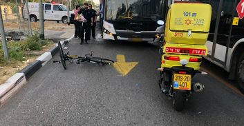 רוכב אופניים נפצע אנוש מפגיעת אוטובוס