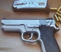 אקדח טעון בדרך לפגישה