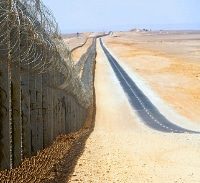 אישום: העבירו מידע סודי וסחרו בנשק