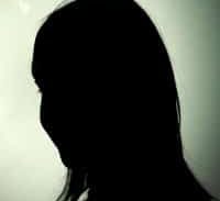 חשד: איימה לשלוח עבריינים שיפגעו בבעלה