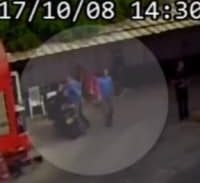 צעיר נאשם בדקירה, אך השופט קבע: לפי הסרטון, הוא הותקף תחילה